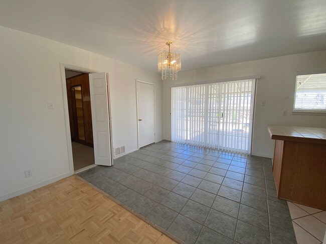 Building Photo - Northeast El Paso 4 bed(possible 5th) with...