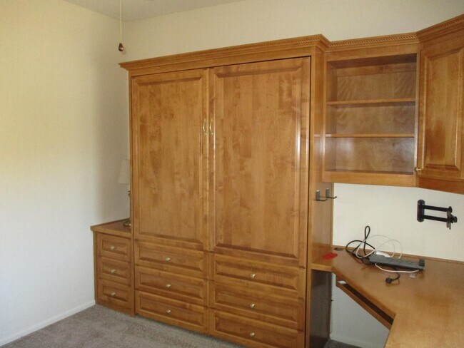 Building Photo - 4 bedroom 2.5 Bath