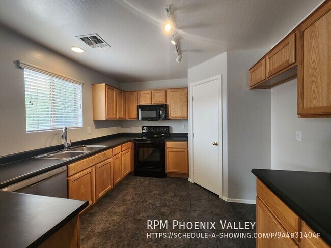 Building Photo - 13921 W Port Royale Ln