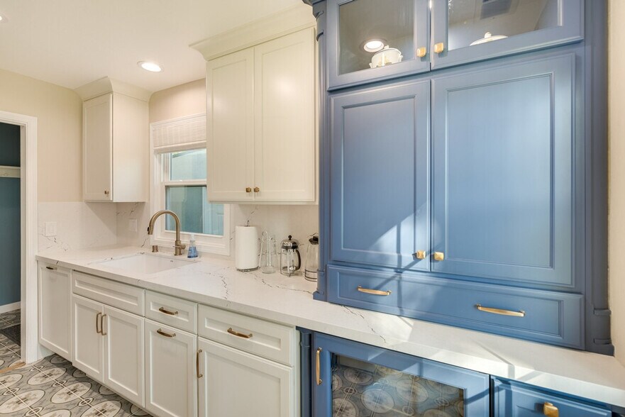 Building Photo - 1995 Creek Dr