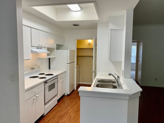 Building Photo - Amazing 1 bedroom, 1 bathroom Condo in Montevista!