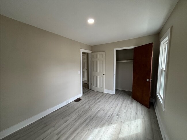 Building Photo - 373-375-375 Diven Ave