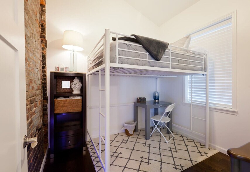 Building Photo - 202 Magnolia St