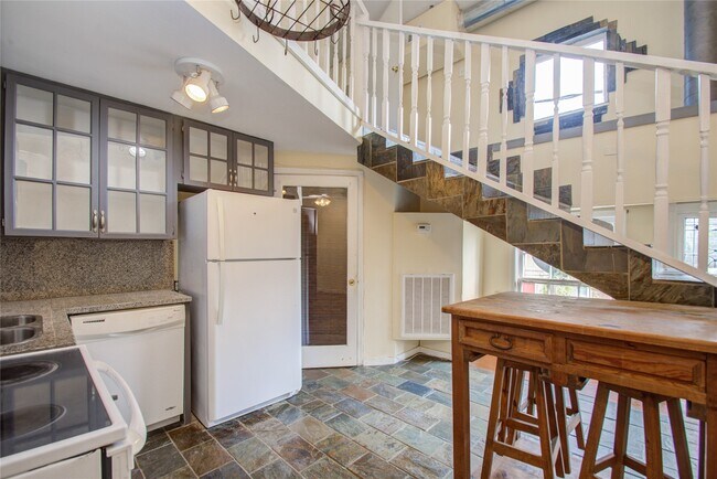 Building Photo - 5313 Palmetto St