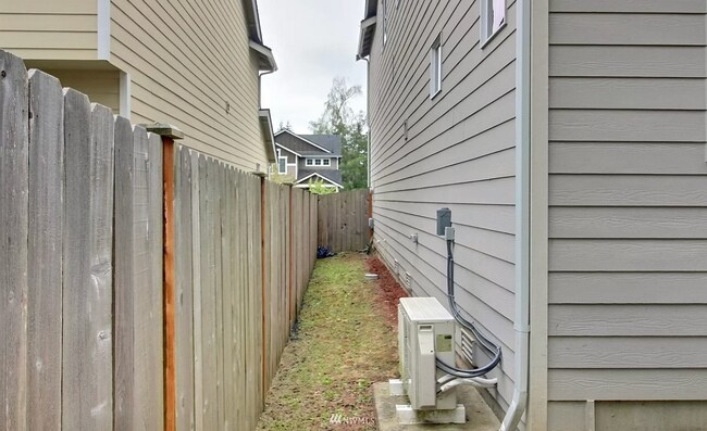 Building Photo - 596 NE Nantucket St