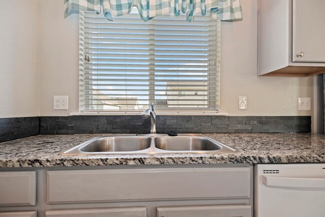 Building Photo - Newer 3 Bedroom Home in Kuna _ Pet Friendl...