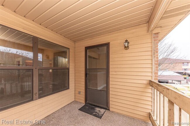 Building Photo - 61186 Greenwood Dr