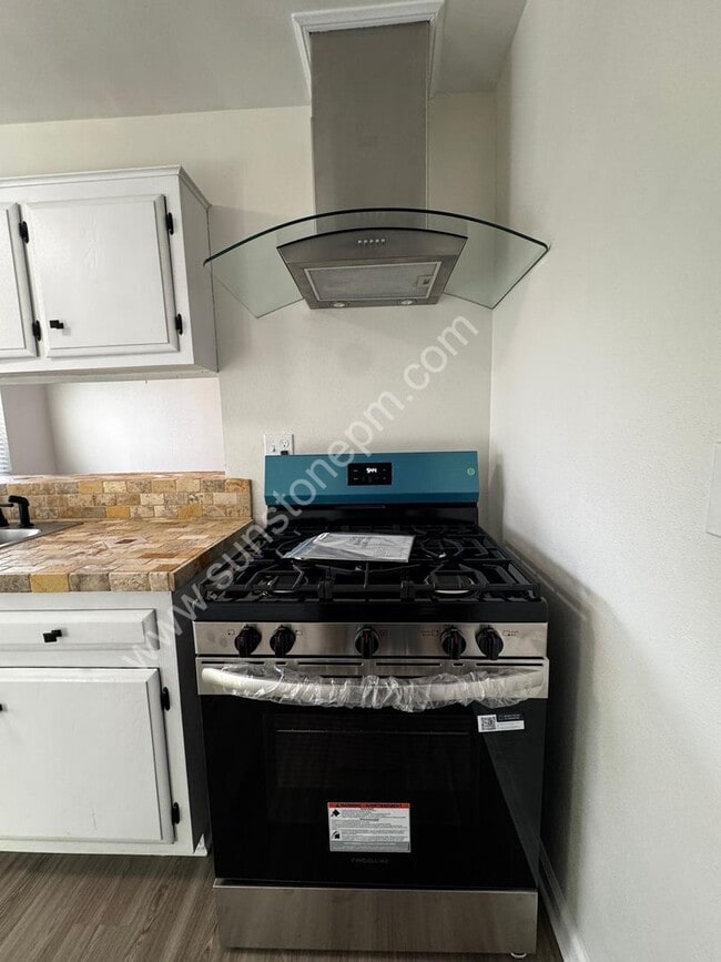 Building Photo - 1200 W 9th St