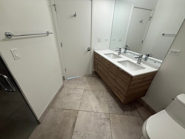 Building Photo - 3462 N Lincoln Ave