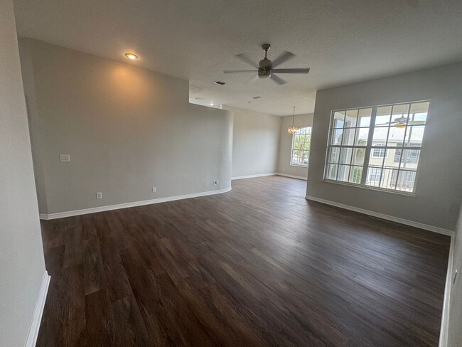 Building Photo - 3 BD / 2BA WATER VIEW CARRIAGE TOWNHOME