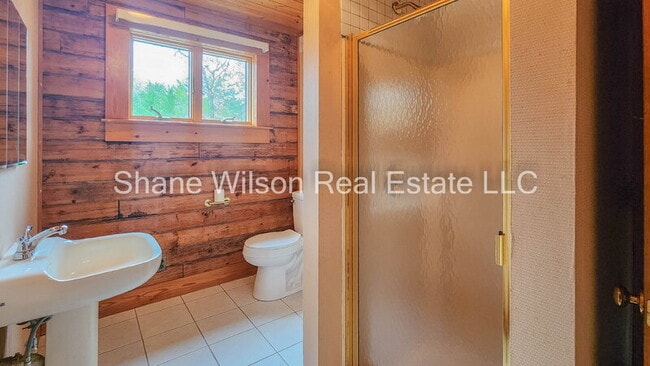 Building Photo - 218 Sugar Hollow Rd