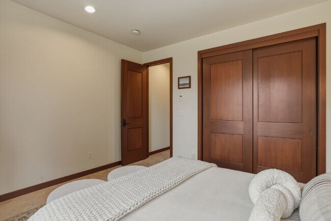 Building Photo - Beautiful 3-Bedroom Home Above Miller’s Landing with River and Mountain Vistas