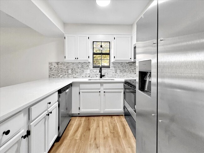 Building Photo - Flexible Lease Options! 2BR/2BA Townhome w...