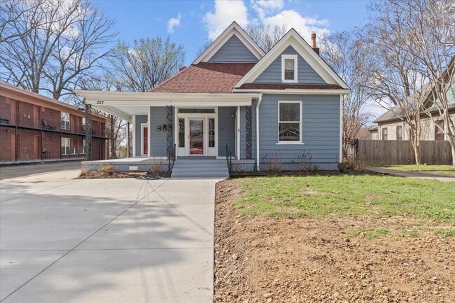 Building Photo - 227 N Willett St