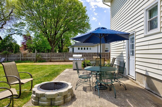 Building Photo - 10 James Dr