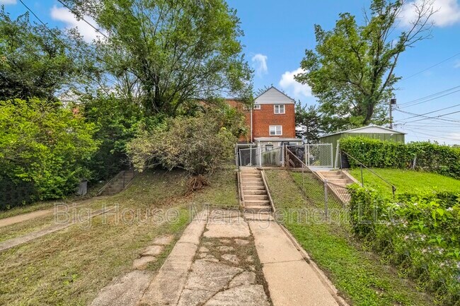 Building Photo - 1302 Hillsway Ct
