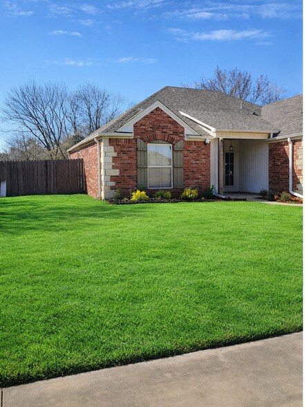 Building Photo - 2533 N Trafalger Dr