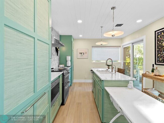Building Photo - 325 Poinciana Dr