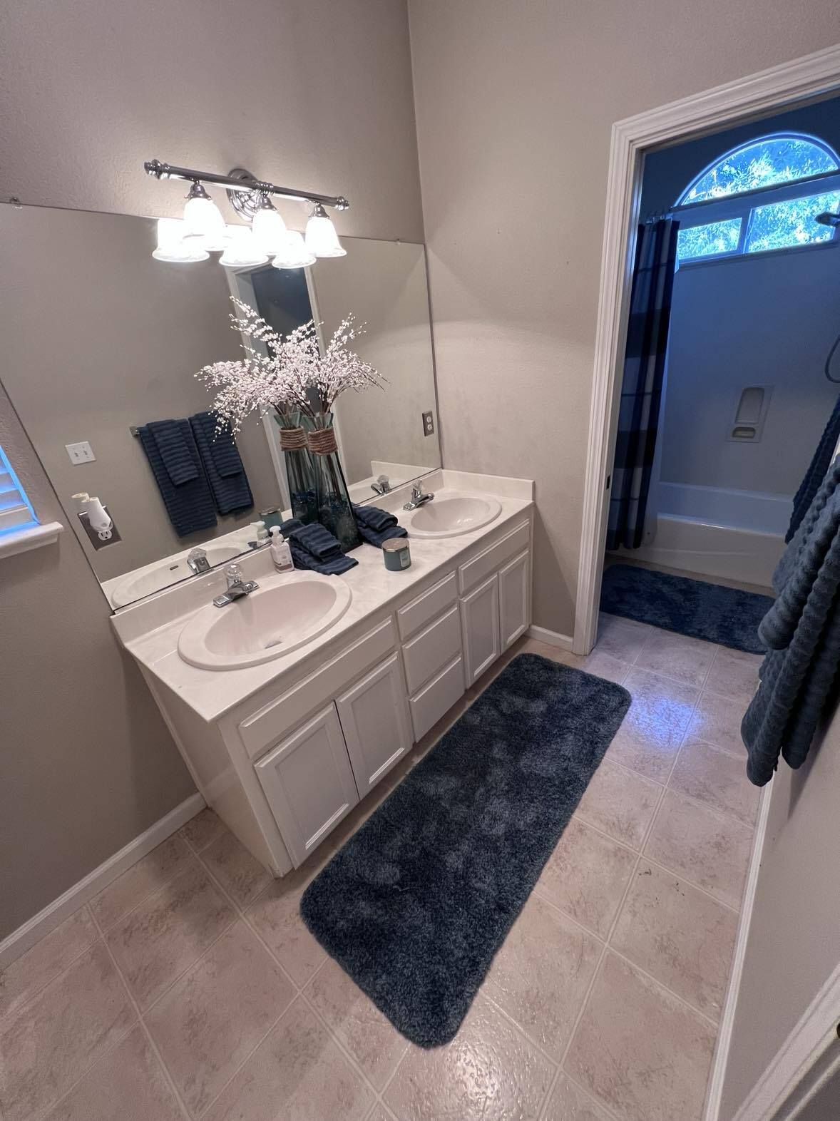 Upstairs bath with tub - 1708 Nutshell Ct