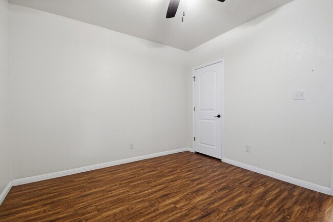 Building Photo - 302 W San Antonio St