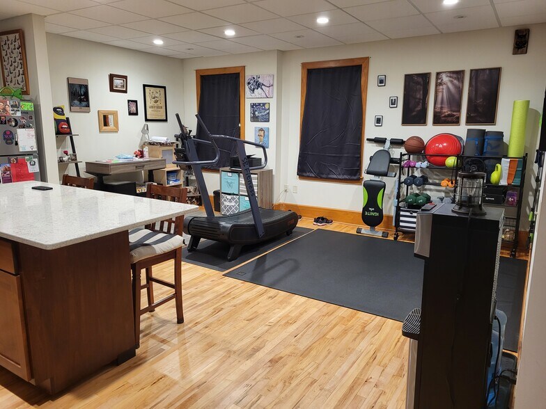 Building Photo - 437 Main St