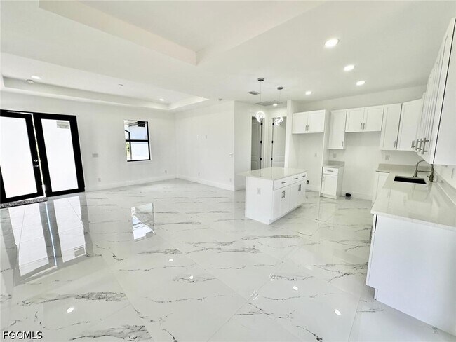 Building Photo - 612 Ames St E