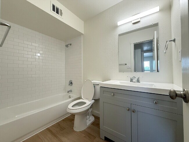 Building Photo - Charming 3-Bedroom Oasis with 2 Full Baths...