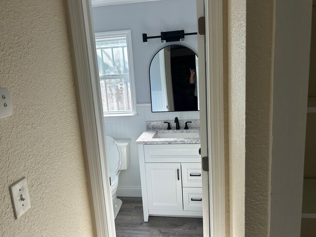 Building Photo - 5 Bedroom Home Close to Downtown