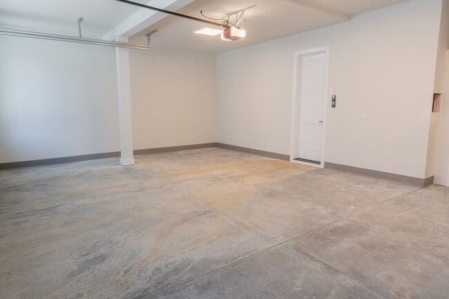 Building Photo - 5Bd/4.25Ba Kirkland House