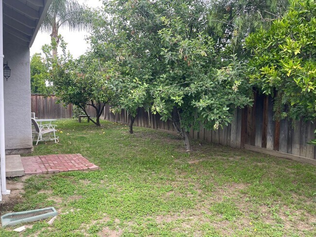Building Photo - 3br/2ba Home on corner lot