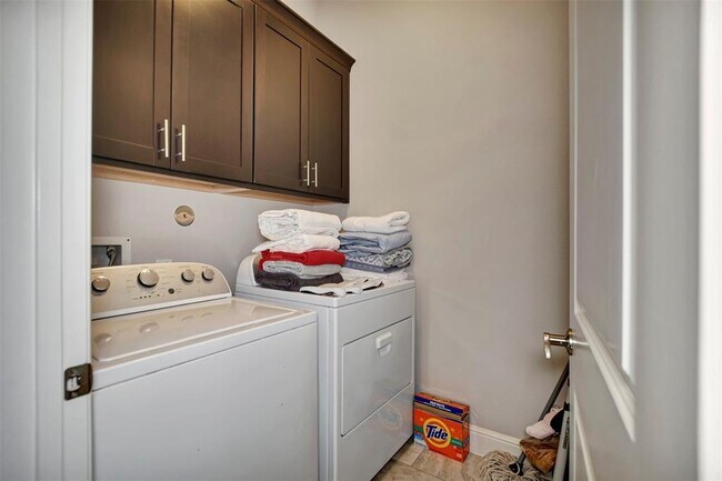 Building Photo - 4015 Lillian St