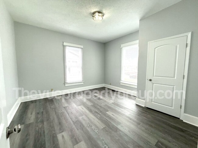 Building Photo - Remodeled 3 Bed, 2 Bath Home with Luxuriou...