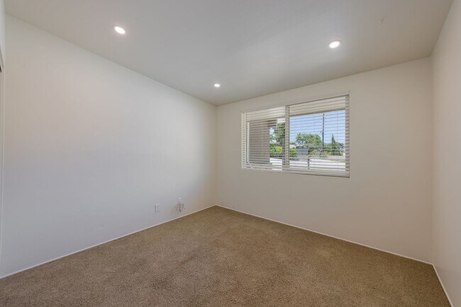 Building Photo - Oak View Abode