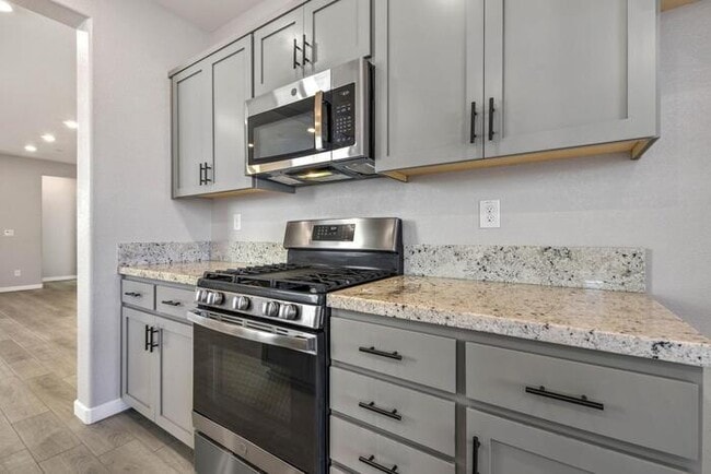 Building Photo - Beautiful Former Model Home For Rent! All the upgrades!