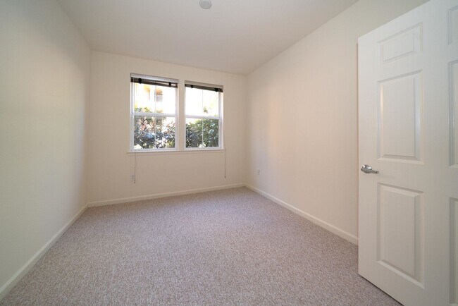 Building Photo - Beautiful & Spacious 3bd Condo With Great ...