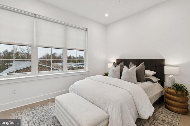 Building Photo - 30 W Allens Ln