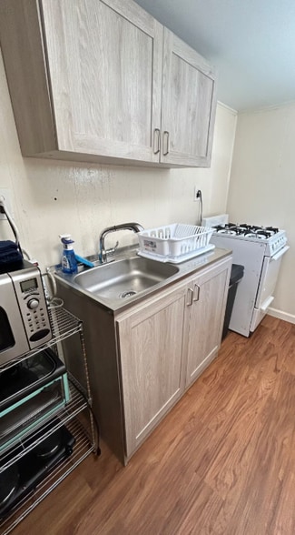 Building Photo - 817 Drummond Ave