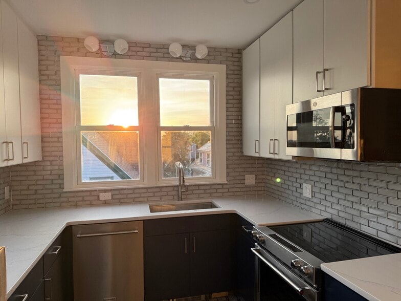 Building Photo - 96 Munroe St