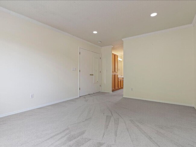 Building Photo - FOR RENT: MRS. CLEAN LIVED HERE! LOVELY HILLSBORO HOME AVAILABLE NOW! 4 BED, 2.5 BATH, 2 CAR GAR,...