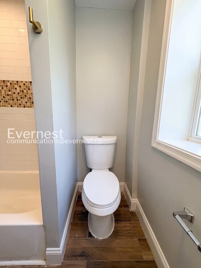 Building Photo - 3 Bed/1.5 Bath Townhome with Fenced Yard / Vouchers Accepted / Available Now!