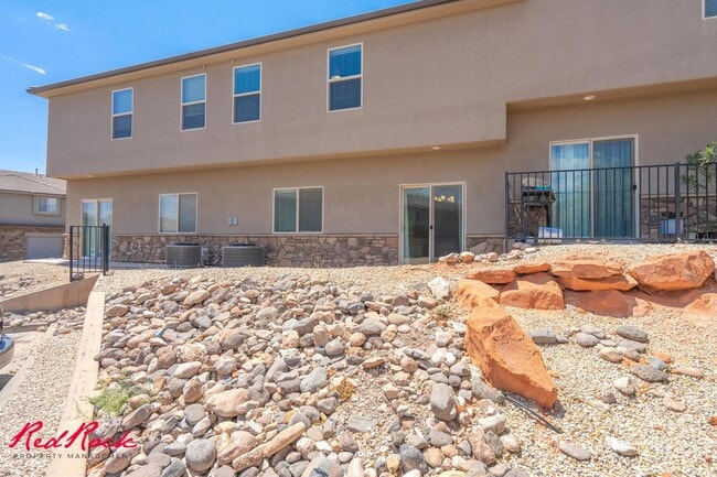 Building Photo - Charming 3 bedroom Townhome. 2 Community Pools!