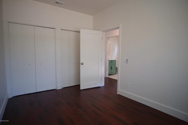 Building Photo - 118 E 18th St