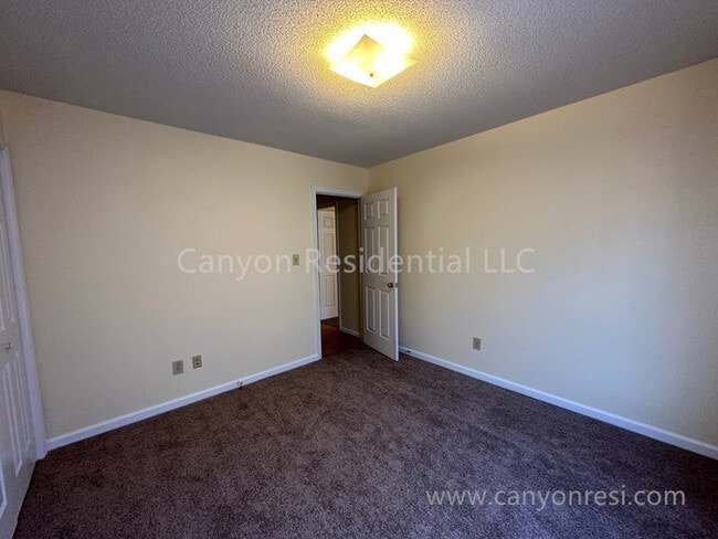 Building Photo - Beautiful 3b, ready to move in!