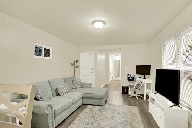 Building Photo - 407 Boas St