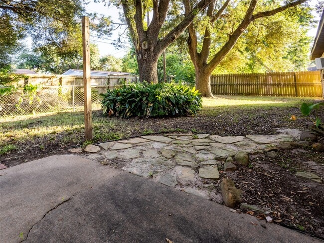 Building Photo - 2728 Encino Ave