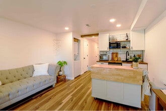Building Photo - 2080 Oakcrest Cir
