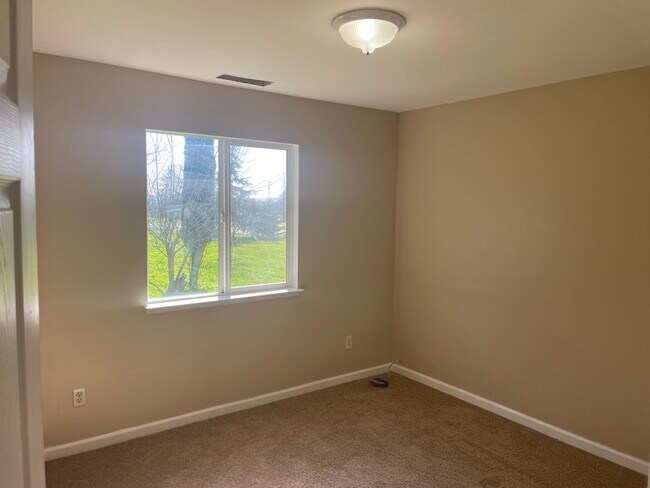 Building Photo - Renovated 3br/2ba on Large Lot