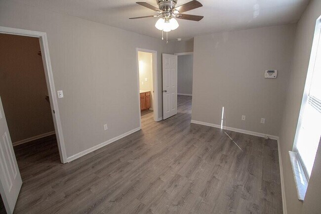 Building Photo - 1326 Godas