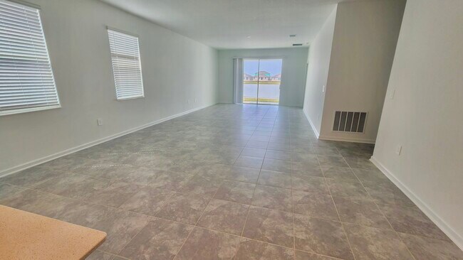 Large living room space - 1427 Brentwood Dr