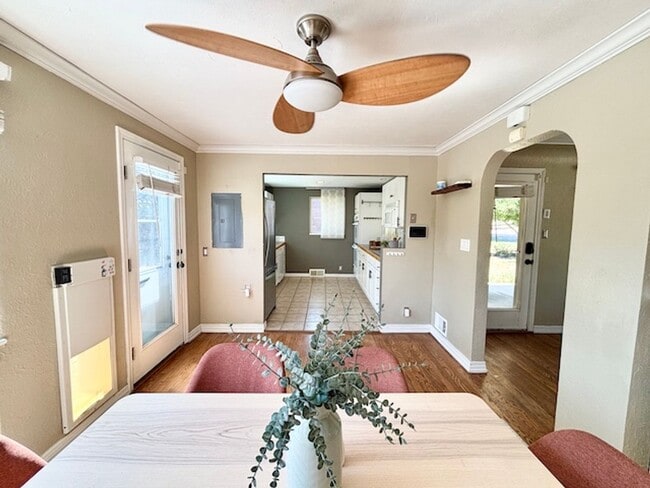 Building Photo - FREE AUGUST RENT!! - Sweet Bungalow in Par...